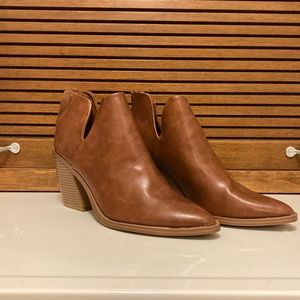 Classy women’s boots size 9.5